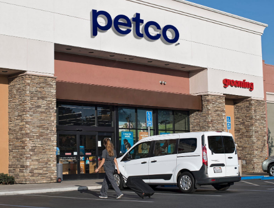 宠物零售商Petco在交易的第一天就飙升