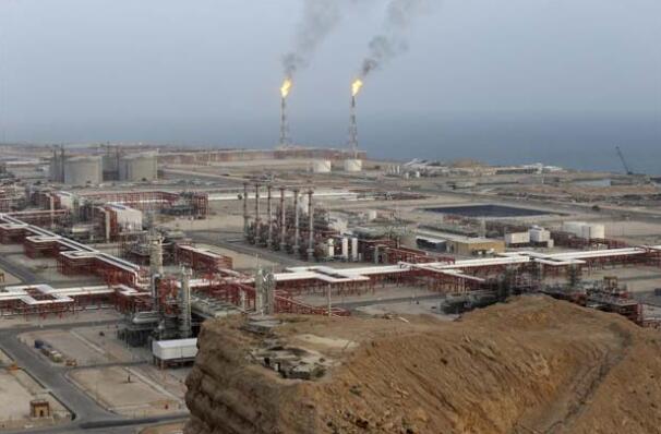 伊朗在准备进入市场时在油轮上储存更多石油