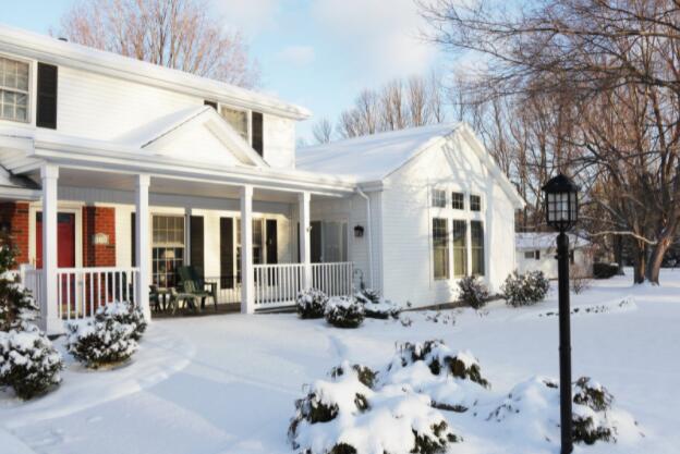 由于所涉及的挑战 许多房屋卖家避免在冬季列出他们的房产